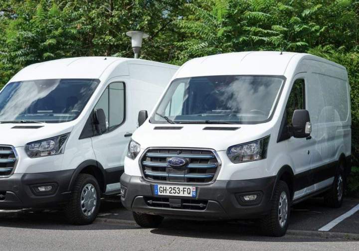 2 Camionnettes fourgon
